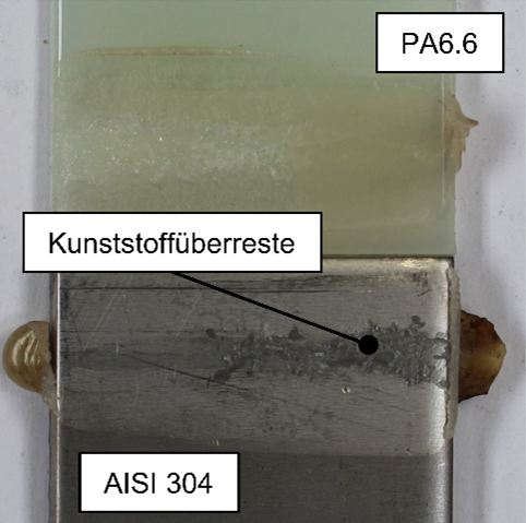 Makroskopische und rasterelektronenmikroskopische Aufnahme der Kunststoffüberreste einer lasergefügten AISI 304 – PA6.6 Bruchfläche