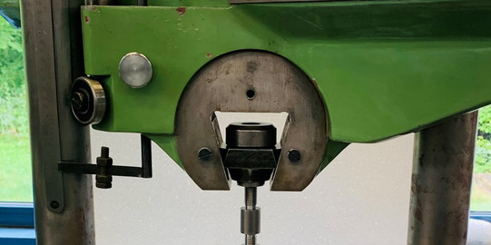 Eingespannte Haftzugprobe in der Zugprüfmaschine der Firma Instron