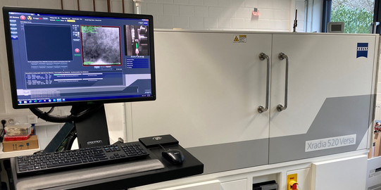 Gesamtansicht des Xradia und der dazugehörigen Software am Messrechner