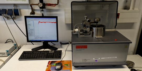 Hochtermperatur-Tribometer Hochtemperatur-Tribometer Gesamtansicht